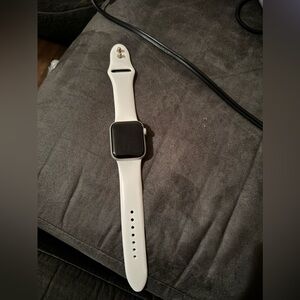 apple watch se good condition. dead because i lost the charger a few days ago